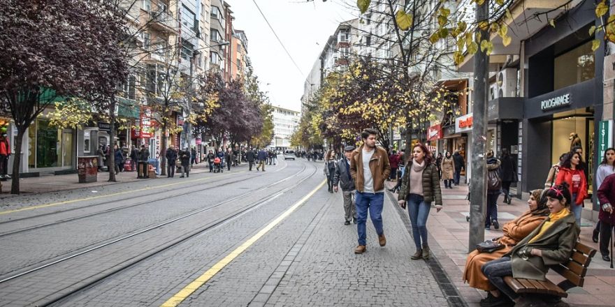 Mensen lopen op straat