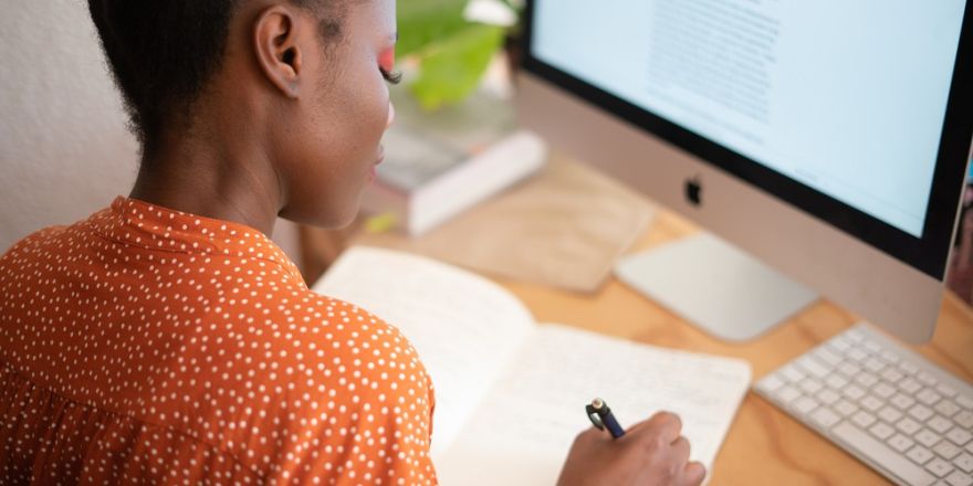 Vrouw schrijft in notitieboek