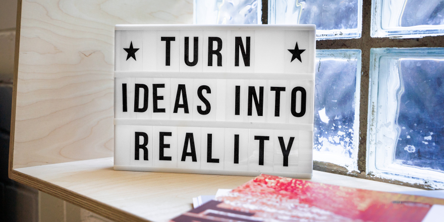 Een bordje met de tekst: turn ideas into reality met twee sterren naast het woord turn