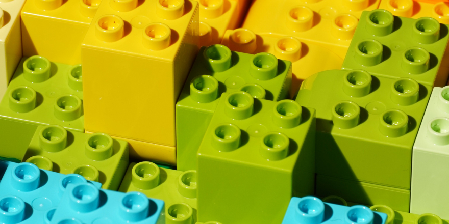 gestapelde lego blokjes in verschillende kleuren