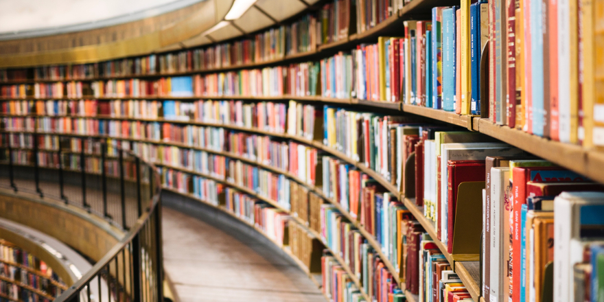 verschillende boeken in een bibliotheek