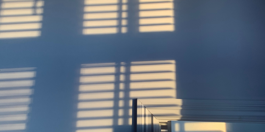 een deur staat op een kier terwijl er licht de kamer in stroomt