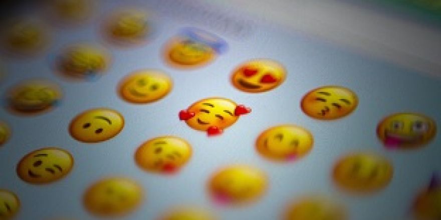emoji's slash smileys op een telefoon scherm