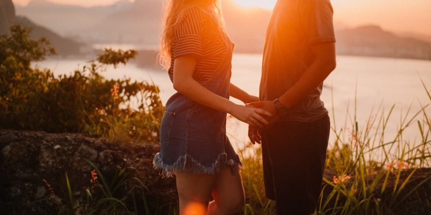 Man en vrouw houden hand vast