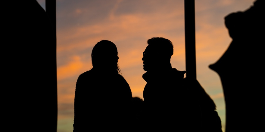 Twee mensen in silhouet