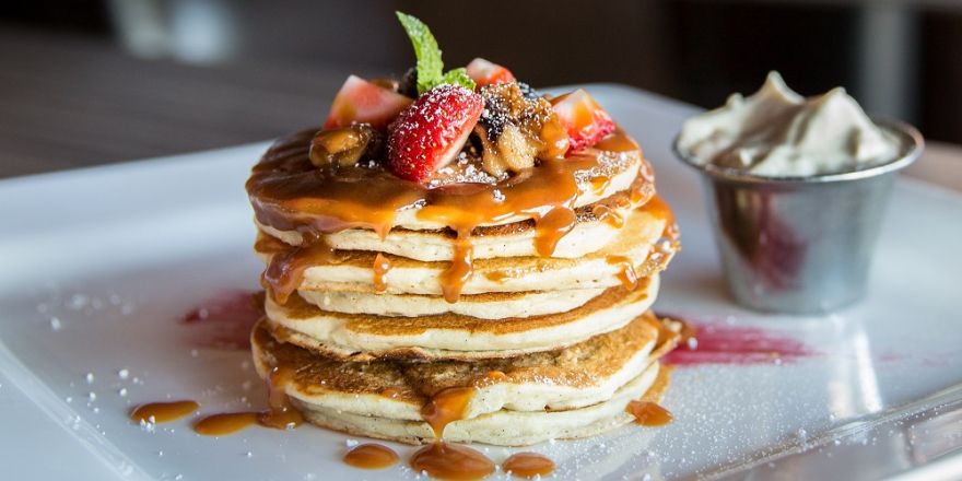 Stapel pannenkoeken met fruit