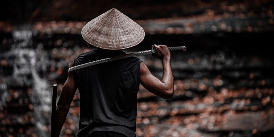 Samurai houdt zwaard achter z'n rug