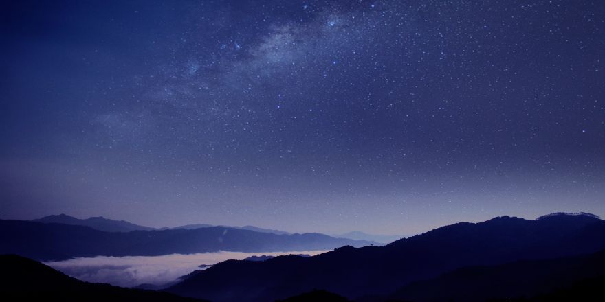 een foto genomen in de natuur terwijl het nacht is