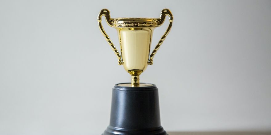 een trofee voor een grijze achtergrond