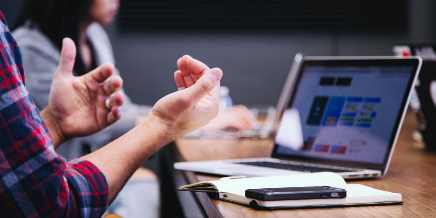 Iemand communiceert met de handen