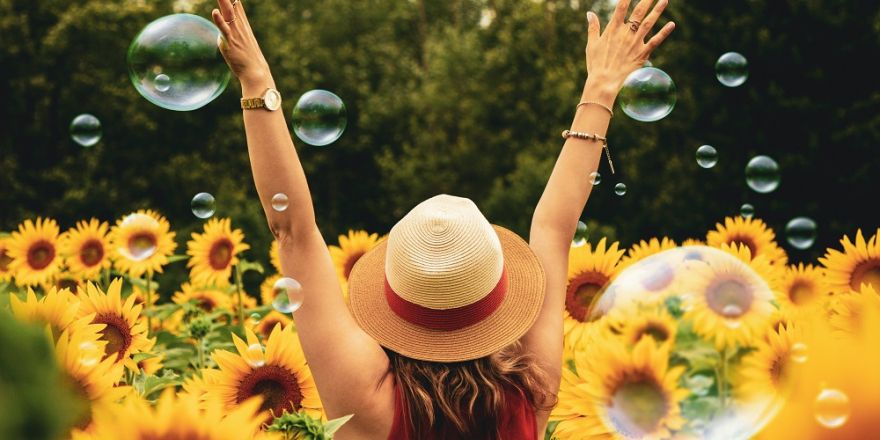 Vrouw in een veld met zonnebloemen