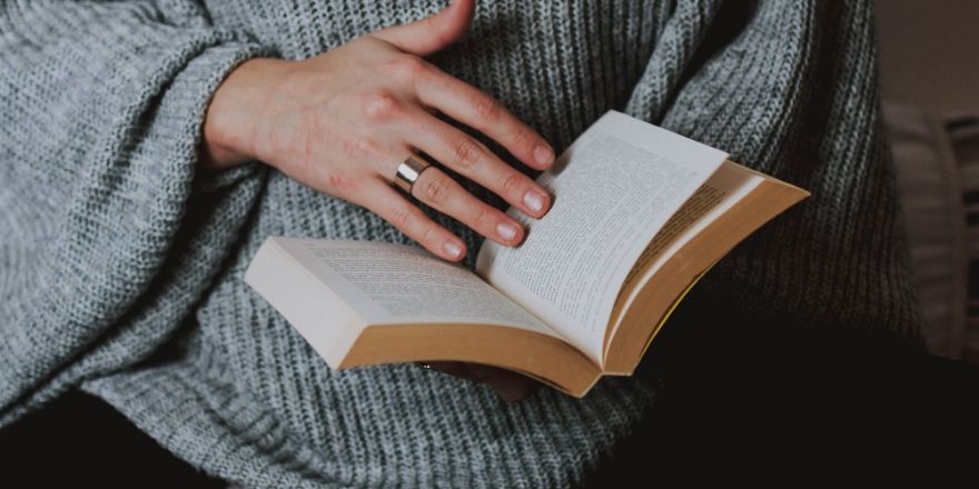 Vrouw heeft boek open