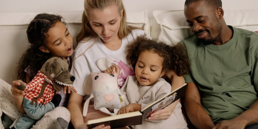 Divers gezin leest kinderboek