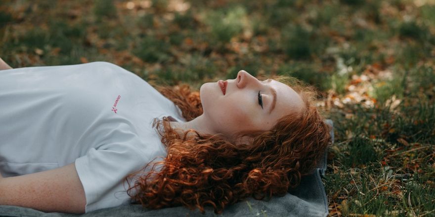 Vrouw ligt op de grond