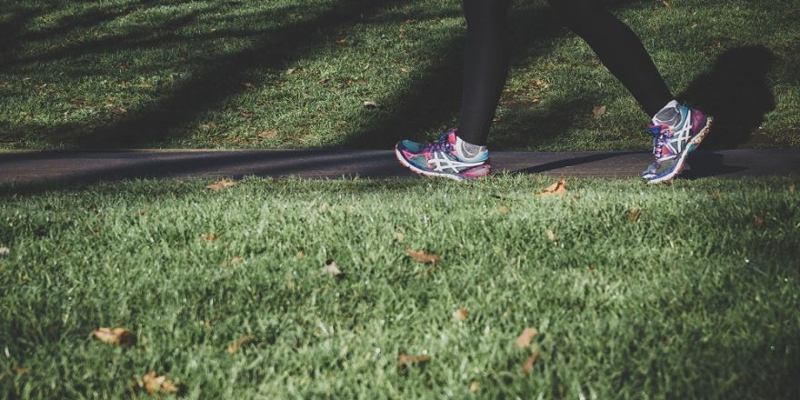 Persoon wandelt in wandelschoenen