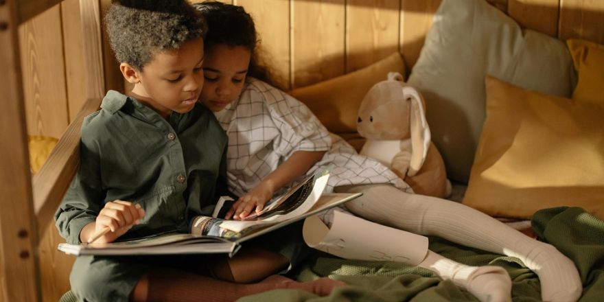 Twee kinderen lezen een boek