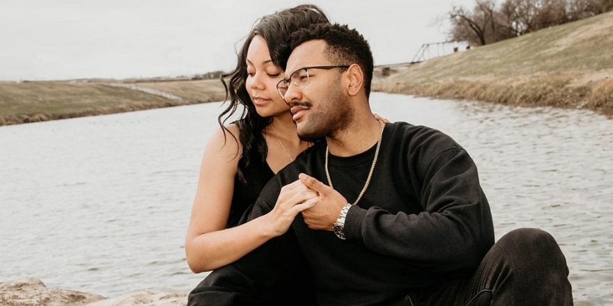 Man en vrouw houden elkaar vast