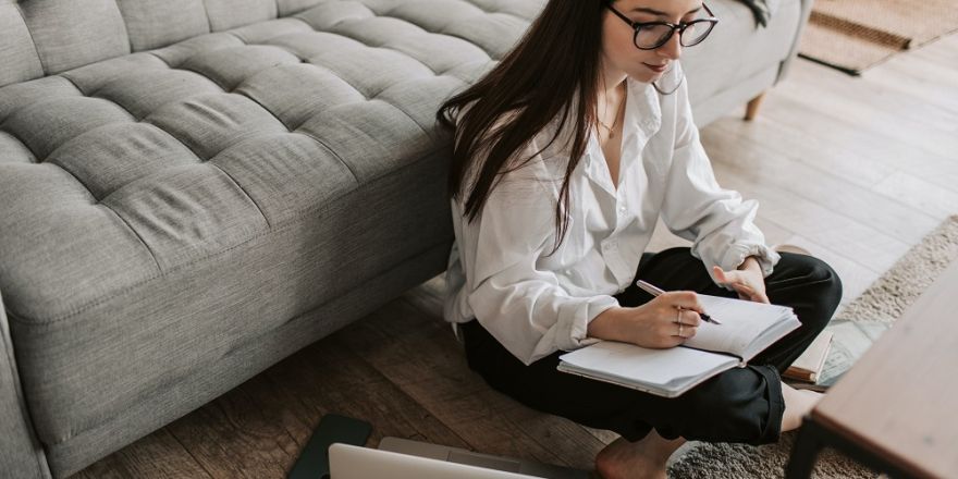 Vrouw schrijft in notitieboek