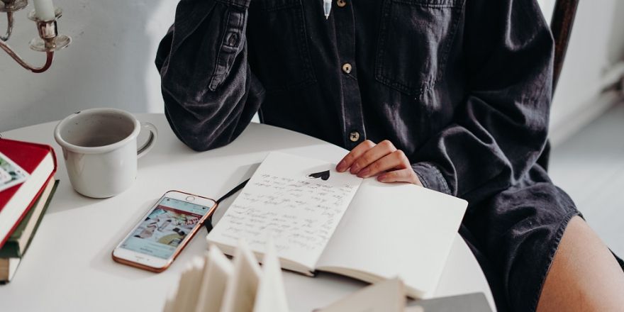 Vrouw schrijft in notitieboek