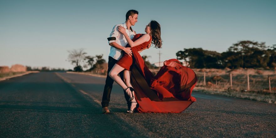 Man en vrouw dansen op straat