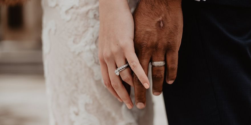 Man en vrouw houden hand vast