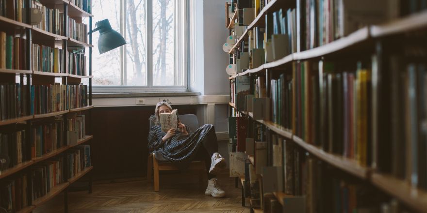 Persoon leest in de bibliotheek