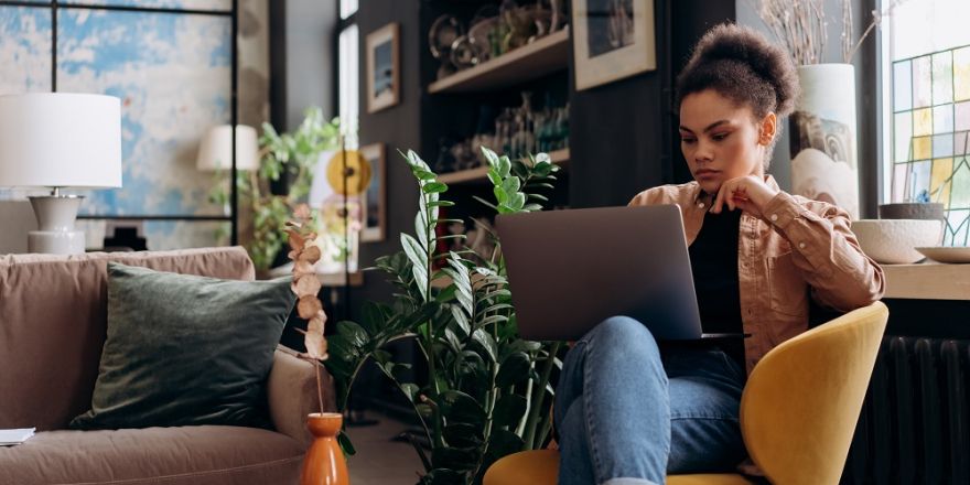 Vrouw werkt op laptop