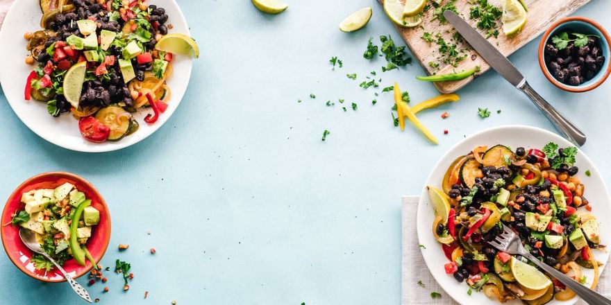 Salades op een blauwe tafel