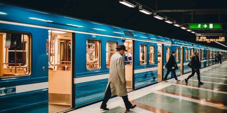 Mensen stappen uit de metro