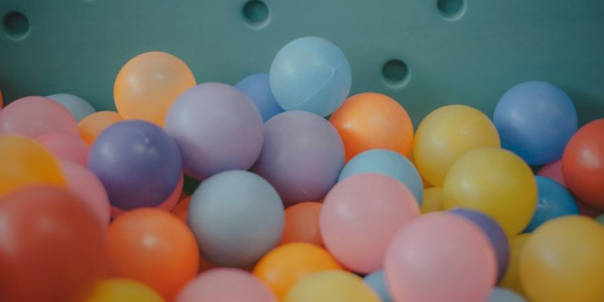 Een berg met ballenbakballen in verschillende pastelkleuren