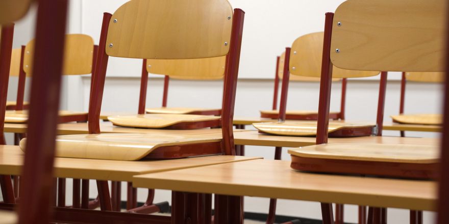 Stoelen op een basisschool