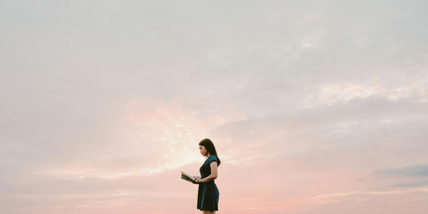 Boek lezen bij zonsondergang