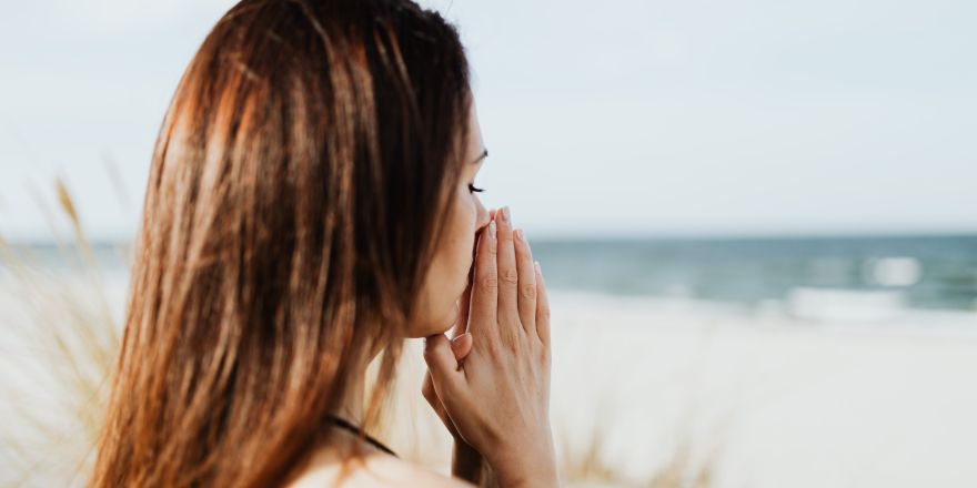 Vrouw kijkt uit over zee