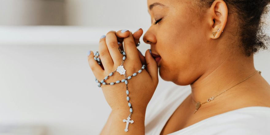 Vrouw bidt