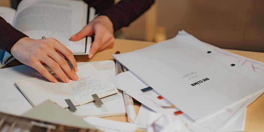 Persoon werkt aan manuscript