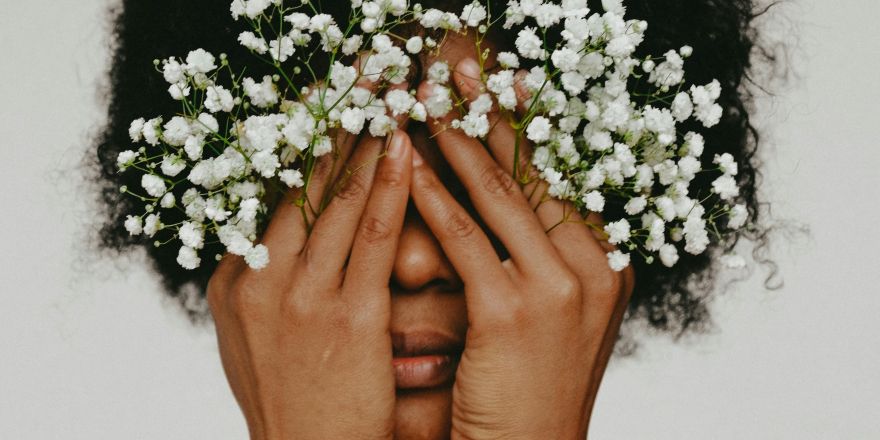 Vrouw heeft handen voor haar gezicht