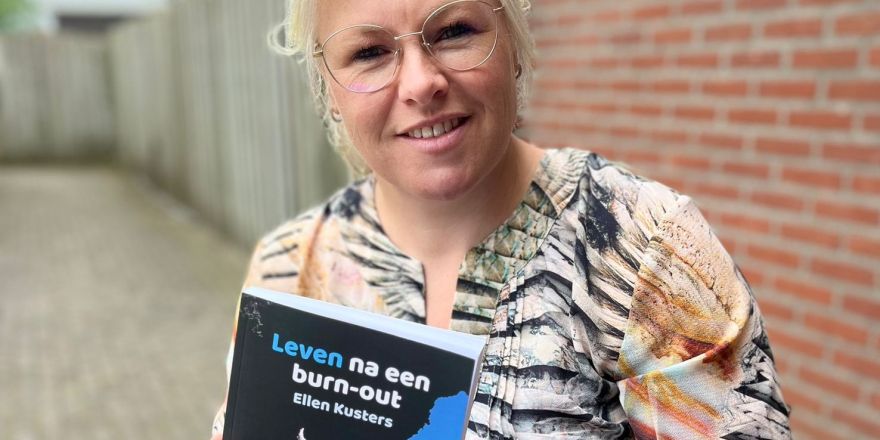 Ellen Kusters met haar boek