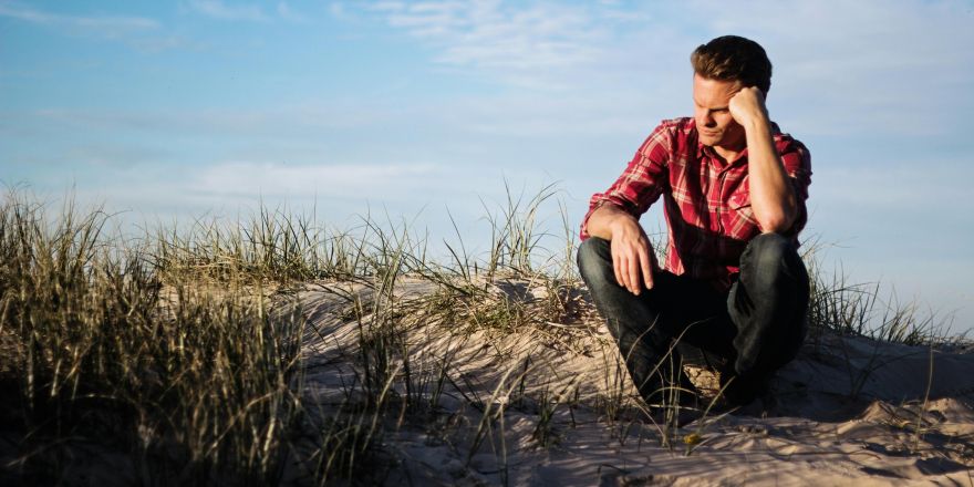 Man heeft twijfel op het strand