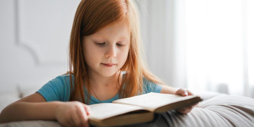 Meisje leest boek