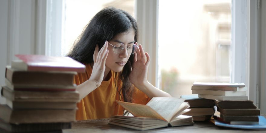 Jonge vrouw concentreert zich op haar boek