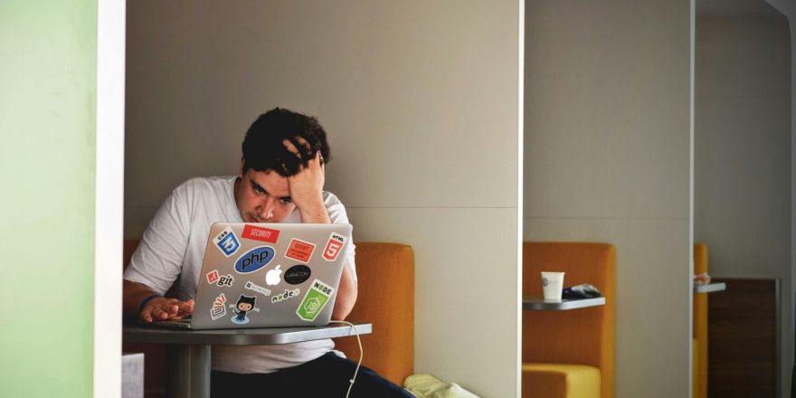 Jonge man aan het werk op de laptop