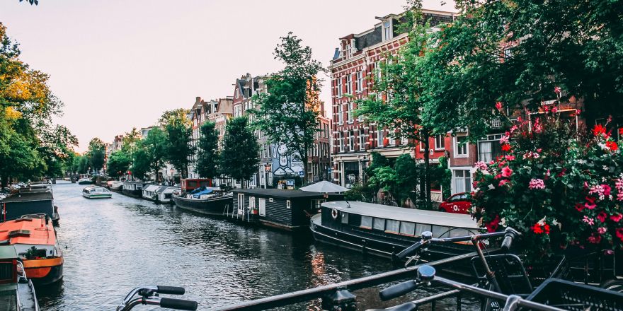 Amsterdamse huizen vanaf de gracht