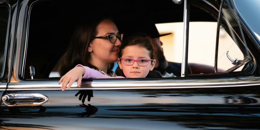 moeder met kind inde auto. Kind kijkt naar de camerapersoon