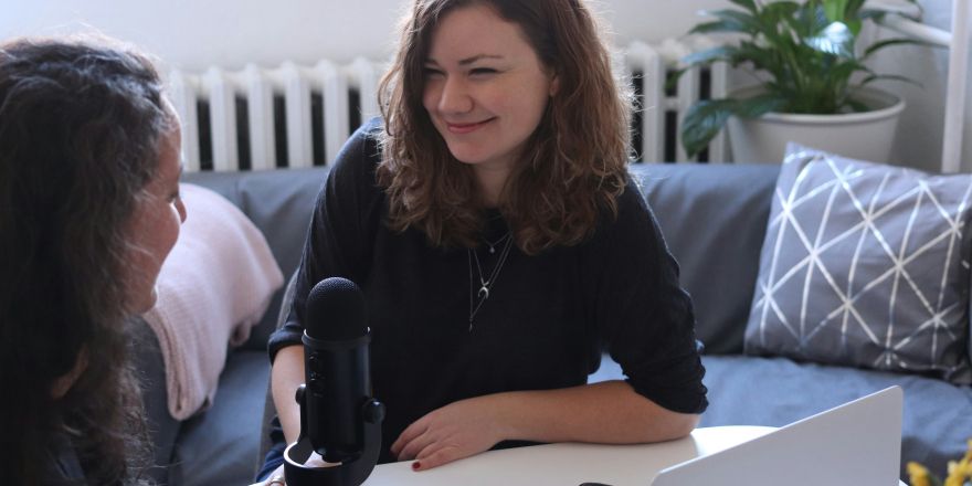 Vrouw wordt geïnterviewd