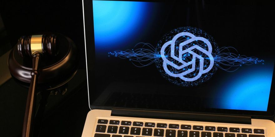links een hamer en rechts een laptop met ChatGPT