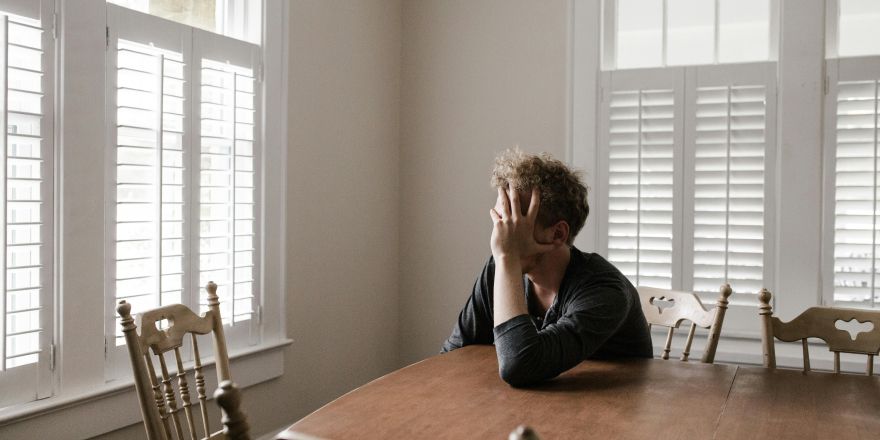 Foto Van Man Leunend Op Houten Tafel