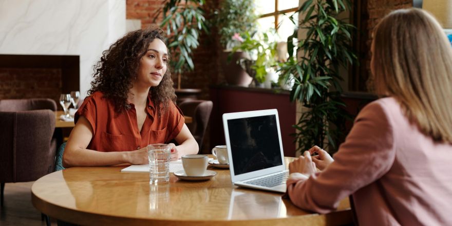 interview gesprek. Twee vrouwen in beeld
