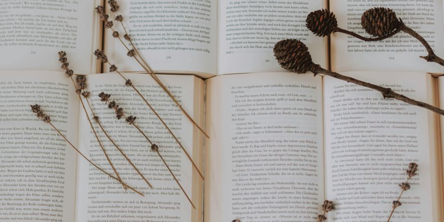 Boeken liggen open met decoratieve gedroogde planten