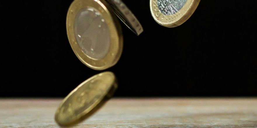 Een euro muntjes vallen naar beneden
