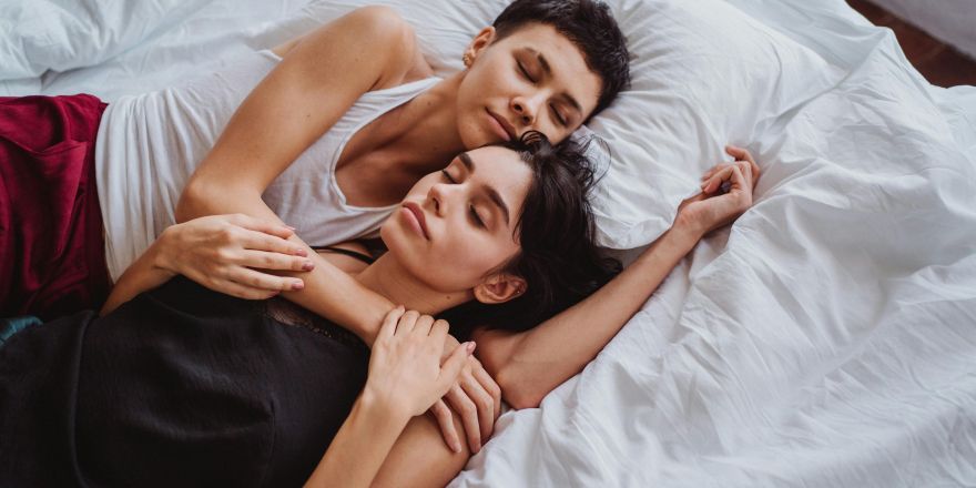 twee personen liggen op bed
